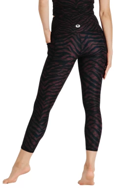 7/8 Boundless Legging With Pockets In Fierce Feline -Yoga Democracy 1115 FierceFeline Back removebg
