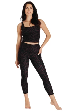 7/8 Boundless Legging With Pockets In Fierce Feline -Yoga Democracy 1115 FierceFeline FullBody removebg