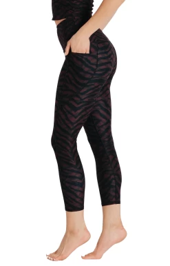 7/8 Boundless Legging With Pockets In Fierce Feline -Yoga Democracy 1115 FierceFeline Side removebg