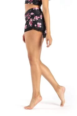 Flow Short In Cherry Bloomin -Yoga Democracy 1305 BLACK CHERRY 3 LEFT